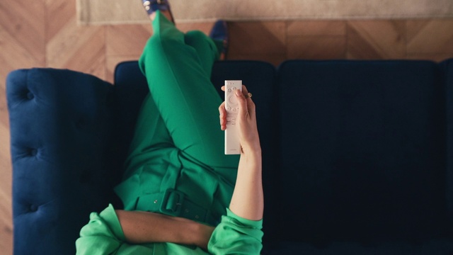 Video Reference: Hand, Arm, Gesture, Knee, Finger, Sportswear, Elbow, Wrist, Thigh, Human leg