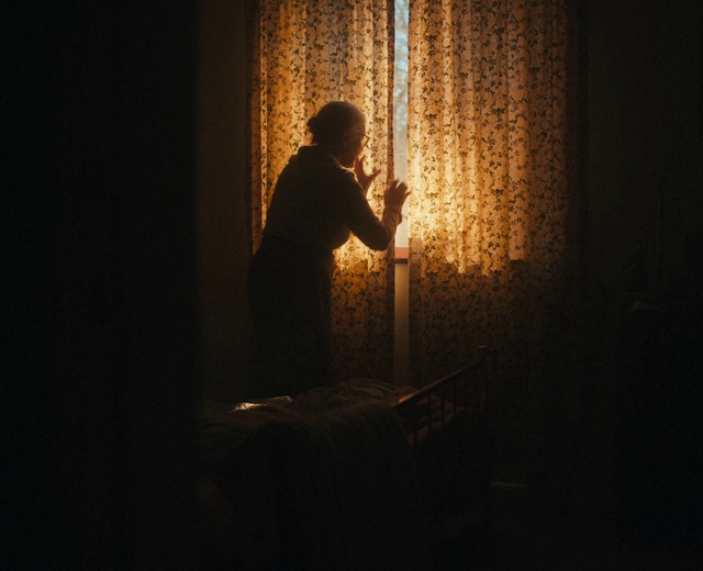 Video Reference: Flash photography, Lighting, Wood, Performing arts, Heat, Entertainment, Curtain, Tints and shades, Sky, Event