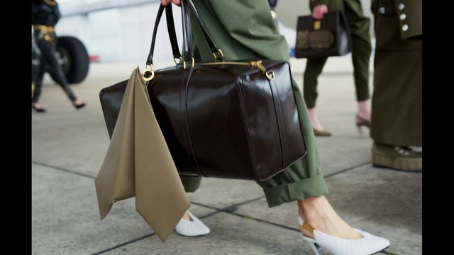 Video Reference: Clothing, Joint, Shoe, Leg, Wheel, Luggage and bags, Street fashion, Fashion, Sleeve, Waist