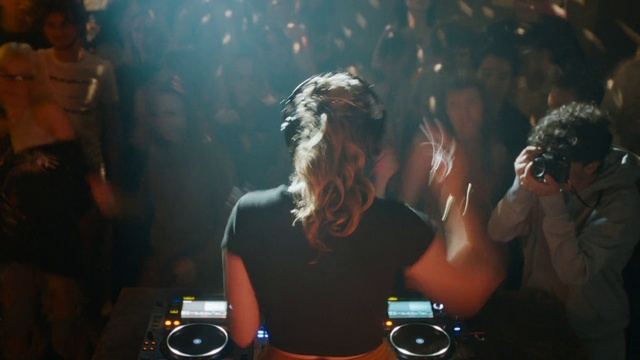 Video Reference: Light, Music, Entertainment, Musician, Concert, Music artist, Flash photography, Music venue, Fun, Plant