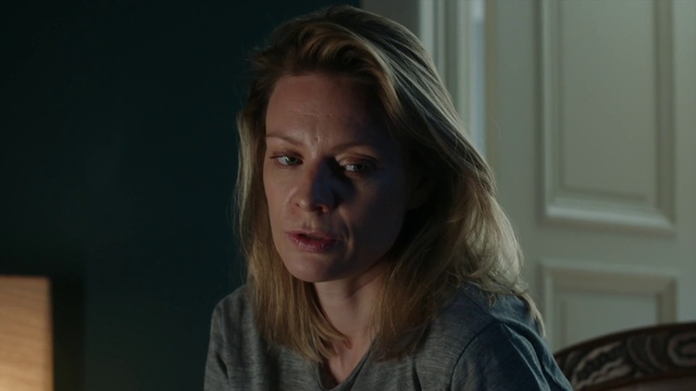 Video Reference: Nose, Cheek, Lip, Eyebrow, Eyelash, Mouth, Jaw, Flash photography, Sleeve, Layered hair