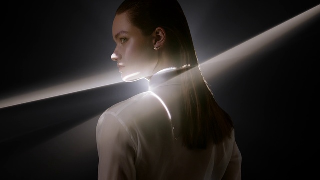 Video Reference: Hair, Head, Shoulder, Flash photography, Neck, Eyelash, Lens flare, Eyewear, Fashion design, Darkness