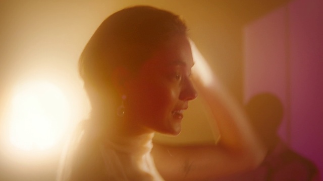 Video Reference: Lip, Eyelash, Flash photography, Jaw, Neck, Ear, Gesture, Happy, Backlighting, Fun