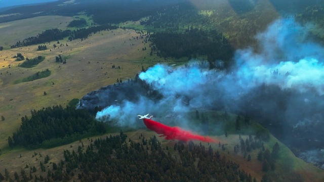 Video Reference: Water, Atmospheric phenomenon, Natural landscape, Landscape, Smoke, Air travel, Cloud, Grassland, Mountain range, Recreation