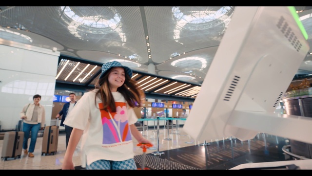 Video Reference: Product, Smile, Sleeve, Lighting, Automotive design, Hat, Fashion design, Leisure, Event, Fun