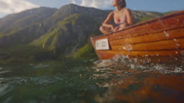 Video Reference: Water, Boat, Sky, Watercraft, Cloud, Boats and boating--Equipment and supplies, Vehicle, Body of water, Mountain, Wood