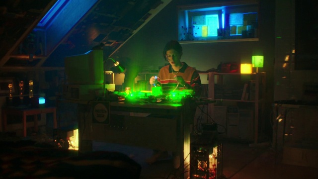 Video Reference: Light, Entertainment, Visual effect lighting, Electricity, Music, Gas, Fun, Event, Technology, Desk