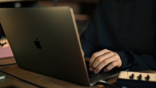 Video Reference: Computer, Laptop, Personal computer, Netbook, Gadget, Output device, Gesture, Communication Device, Computer hardware, Electronic device