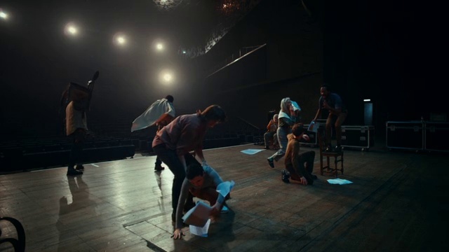 Video Reference: Flash photography, Entertainment, Performing arts, Dance, Choreography, Event, Performance art, Leisure, Darkness, Fun