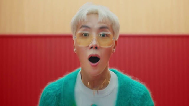 Video Reference: Lip, Chin, Human, Vision care, Human body, Happy, Entertainment, Fun, Performing arts, Earrings