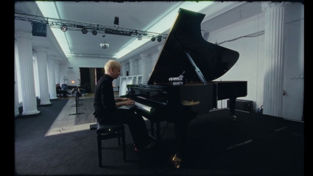 Video Reference: Musical instrument, Piano, Keyboard, Musician, Musical instrument accessory, Organist, Pianist, Music, Technology, Jazz pianist