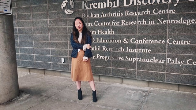 Video Reference: Clothing, Shoe, Street fashion, Sleeve, Knee, Waist, Style, Thigh, Trench coat, Bag