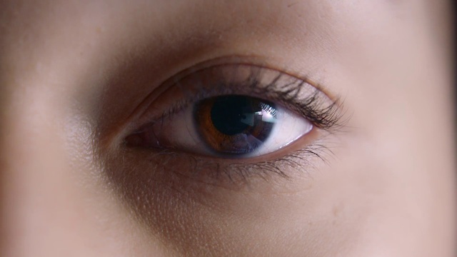 Video Reference: Eyelash, Fluid, Iris, Tints and shades, Electric blue, Close-up, Macro photography, Fashion accessory, Flesh, Makeover