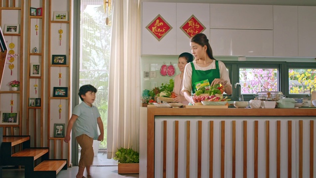 Video Reference: Plant, Green, Interior design, Yellow, Houseplant, Flowerpot, Event, Table, Flower Arranging, Room