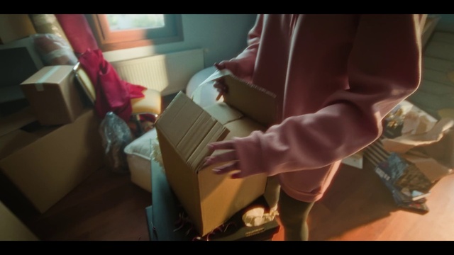 Video Reference: Sleeve, Gesture, Comfort, Head restraint, Vehicle door, Thigh, Car seat, Human leg, Thumb, Auto part