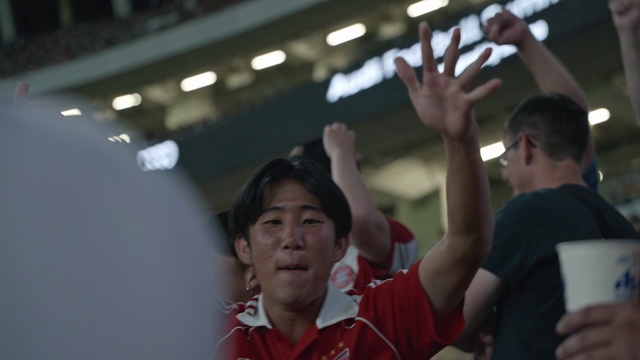 Video Reference: Gesture, Finger, Happy, Event, T-shirt, Fun, Leisure, Thumb, Crowd, Fan