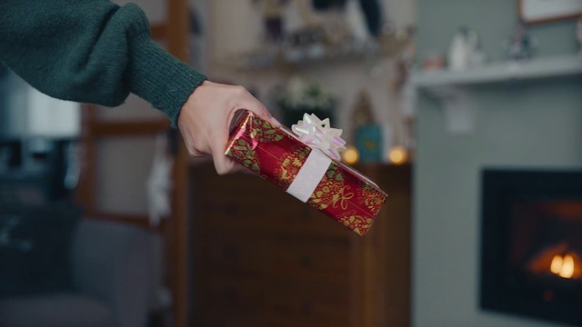 Video Reference: Sleeve, Gesture, Wrist, Human leg, Event, Nail, Drink, Fashion accessory, Jewellery, Carmine