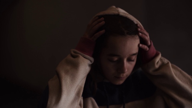 Video Reference: Chin, Eyebrow, Neck, Flash photography, Jaw, Gesture, Eyelash, Comfort, Headgear, Eyewear