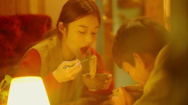 Video Reference: Facial expression, Human, Happy, Food craving, Interaction, Sharing, Fun, Tableware, Food, Event