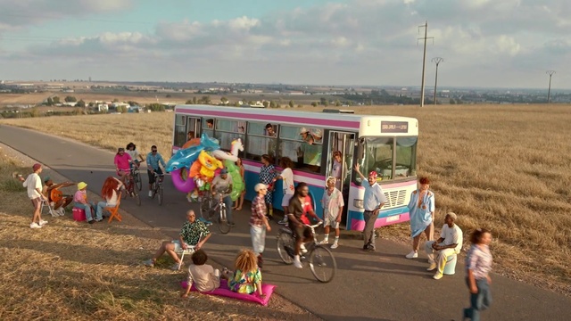 Video Reference: Bus, Tire, Vehicle, Sky, Wheel, Cloud, Bicycle, Plant, Travel, Leisure