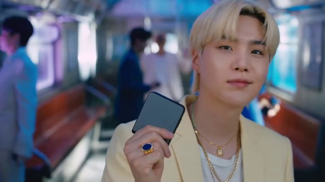 Video Reference: Skin, Hand, Photograph, Mobile phone, Human, Fashion, Telephony, Communication Device, Mobile device, Portable communications device