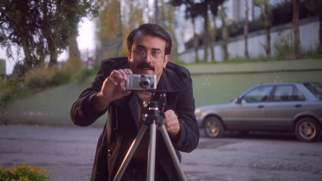 Video Reference: Tire, Wheel, Plant, Photographer, Reflex camera, Camera lens, Digital SLR, Vehicle, Digital camera, Mirrorless interchangeable-lens camera