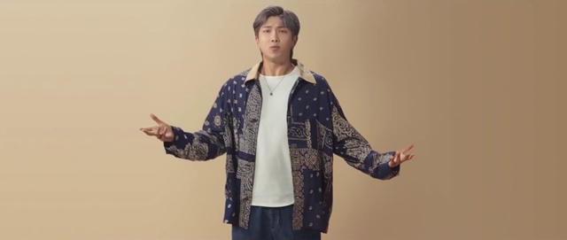 Video Reference: Arm, Neck, Sleeve, Dress shirt, Gesture, Finger, Fashion design, Street fashion, Thumb, Blazer