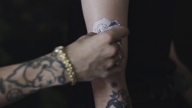 Video Reference: Joint, Body jewelry, Neck, Sleeve, Gesture, Finger, Wrist, Nail, Temporary tattoo, Thumb