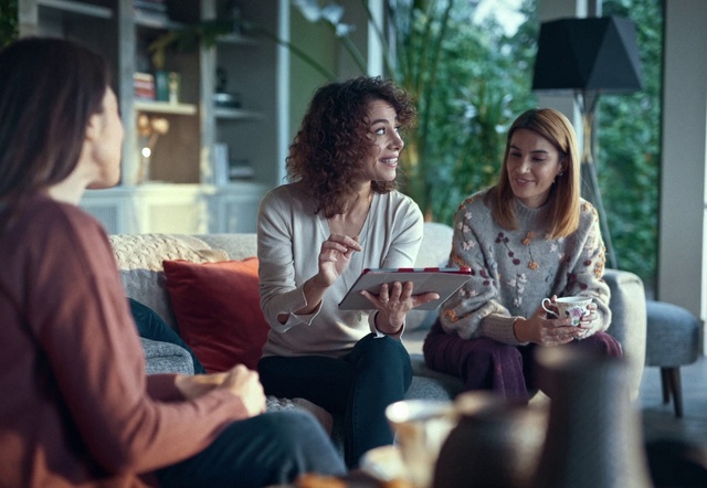 Video Reference: Shirt, Facial expression, Sharing, Comfort, Interaction, Social group, Happy, Leisure, Adaptation, Fun