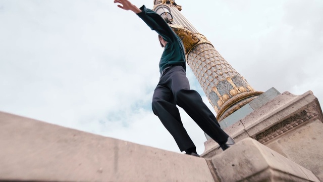 Video Reference: Sky, Cloud, Flash photography, Street fashion, Happy, Thigh, Waist, Recreation, Human leg, Knee