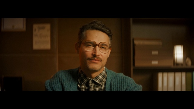 Video Reference: Forehead, Glasses, Cheek, Vision care, Flash photography, Eyewear, Event, Conversation, White-collar worker, Fun