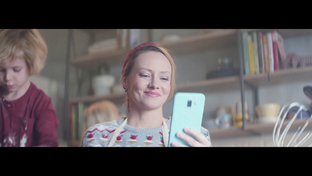 Video Reference: Skin, Lip, Smile, Eyelash, Flash photography, Street fashion, Mobile phone, Gesture, Happy, Gadget