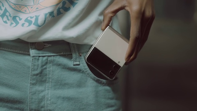 Video Reference: Shoulder, Neck, Sleeve, Textile, Telephony, Mobile phone, Waist, Street fashion, Gesture, Communication Device