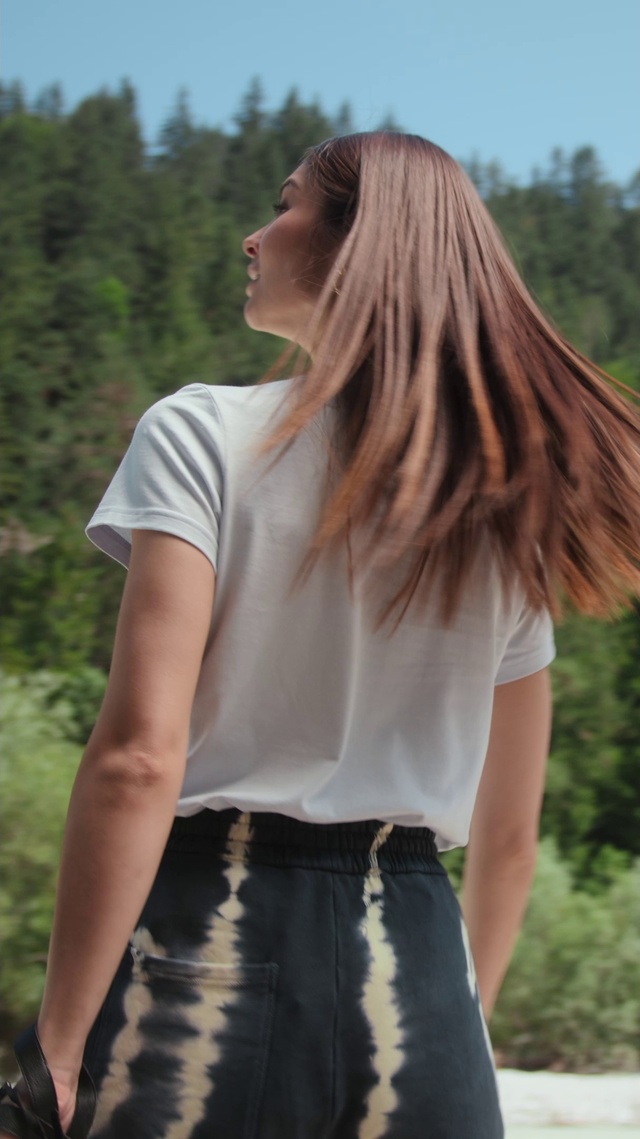 Video Reference: Joint, Outerwear, Shoulder, Light, Neck, Sleeve, Standing, Grey, Grass, T-shirt