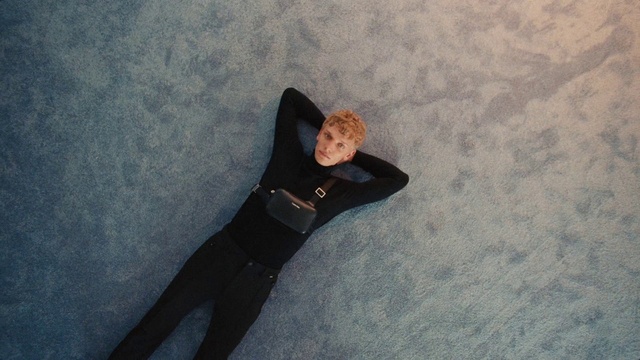 Video Reference: Sleeve, Grey, Active pants, Comfort, Wood, Denim, Flooring, Recreation, Shadow, Knee