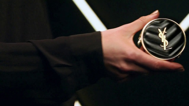 Video Reference: Hand, Hood, Guitar accessory, Sleeve, Automotive design, Gesture, Collar, Thumb, Nail, Vehicle door