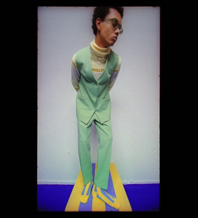 Video Reference: Shoe, Shoulder, Neck, Waist, Sleeve, Thigh, Street fashion, Fashion model, Fashion design, Blazer