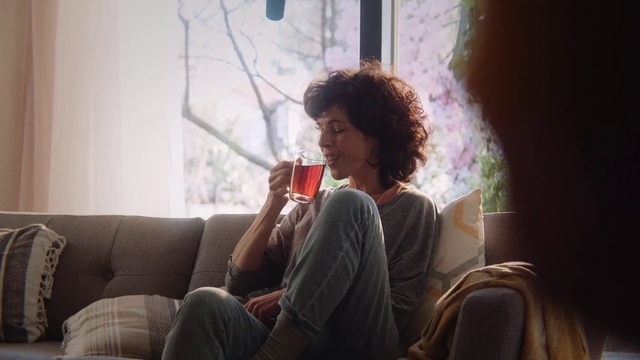 Video Reference: Furniture, Plant, Flash photography, Lighting, Eyewear, Long hair, Event, Blond, Audio equipment, Fun