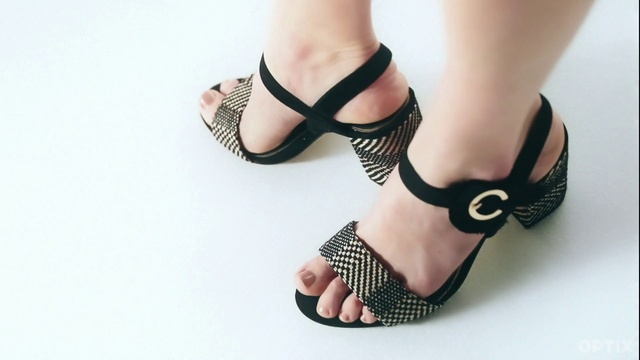 Video Reference: Footwear, Joint, Shoe, Leg, White, Human body, Basic pump, Thigh, Knee, Street fashion