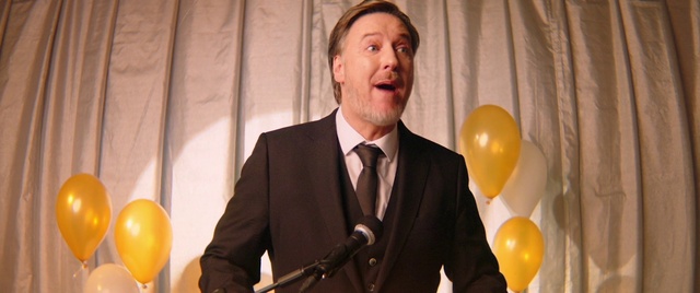 Video Reference: Microphone, Organ, Tie, Balloon, Suit, Audio equipment, Blazer, Dress shirt, Spokesperson, Formal wear