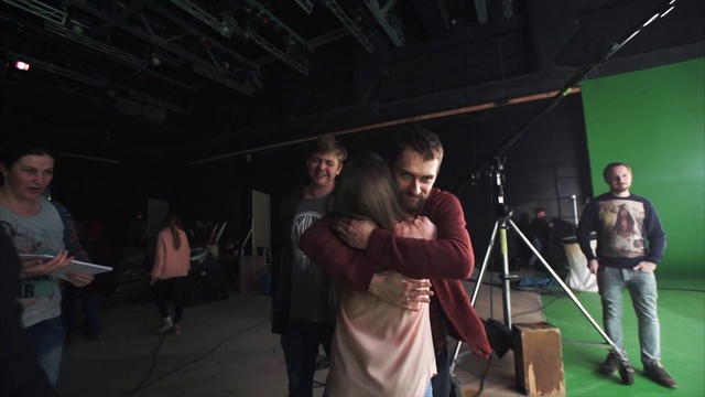 Video Reference: Trousers, Flash photography, Entertainment, Tripod, T-shirt, Event, Performing arts, Leisure, Fun, Music