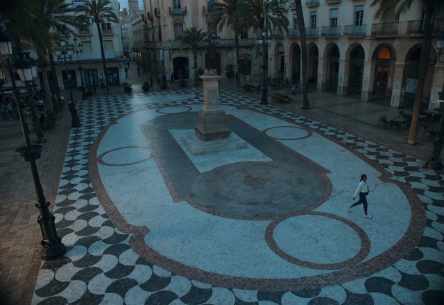 Video Reference: plaza, square, urban, architecture, palm trees, monument, paving, courtyard, pedestrian, historic, outdoor, city, arches, empty square, public space