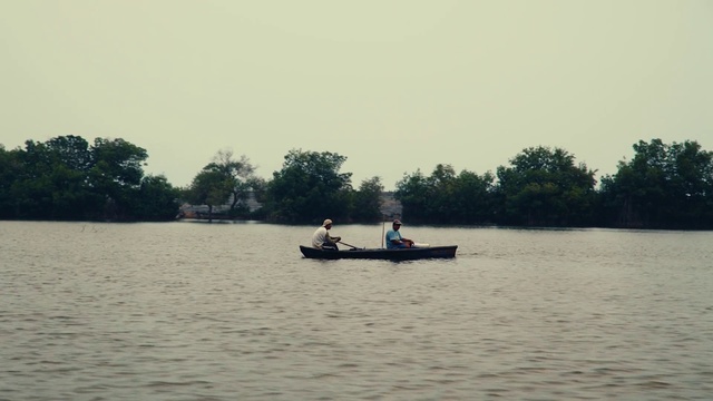 Video Reference: Water, Boat, Sky, Tree, Boats and boating--Equipment and supplies, Paddle, Vehicle, Lake, Watercourse, Bank