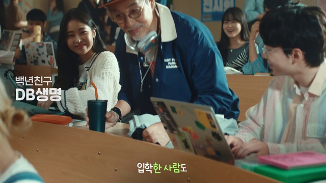 Video Reference: Computer, Shirt, Smile, Table, Laptop, Interaction, Personal computer, Adaptation, T-shirt, Sharing