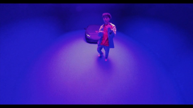 Video Reference: Blue, Purple, Flash photography, Violet, Entertainment, Performing arts, Magenta, Electric blue, Event, Display device