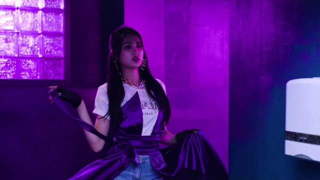 Video Reference: Purple, Light, Flash photography, Musician, Lighting, Violet, Music artist, Entertainment, Performing arts, Fashion design