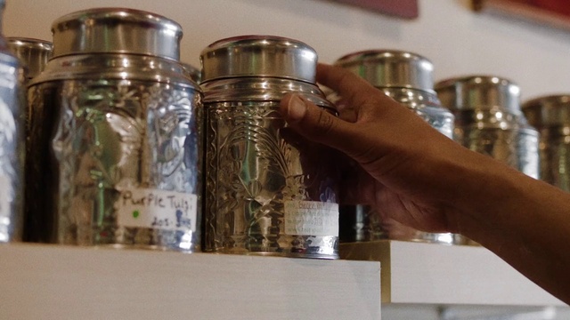 Video Reference: Drinkware, Tin, Tableware, Food storage containers, Drink, Serveware, Cylinder, Musical instrument, Glass, Barware