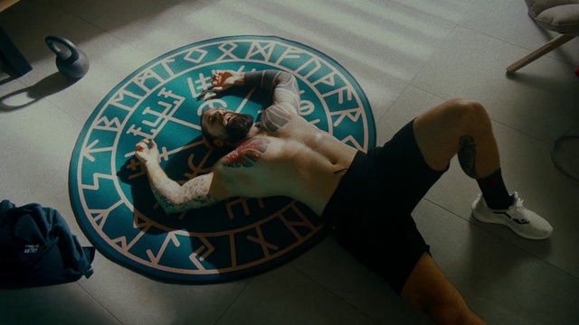 Video Reference: Joint, Shoulder, Thigh, Elbow, Knee, T-shirt, Sportswear, Chest, Grappling, Leisure
