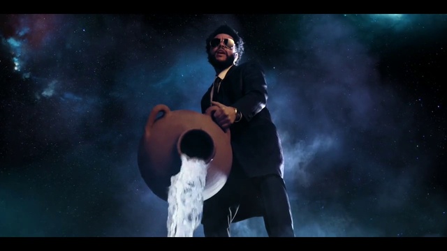 Video Reference: Hand, Flash photography, Coat, Musician, Gesture, Performing arts, Entertainment, Music artist, Music, Musical instrument