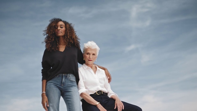 Video Reference: Sky, Cloud, Shoulder, People in nature, Flash photography, Gesture, Happy, Thigh, Travel, Street fashion